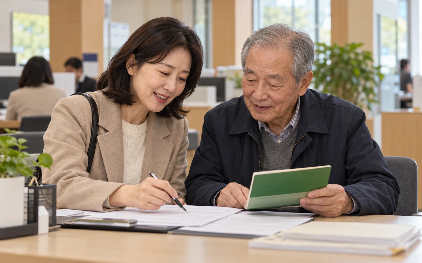 본인부담상한제 환급 신청 서류와 계좌 정보를 함께 확인하는 한국인 부녀